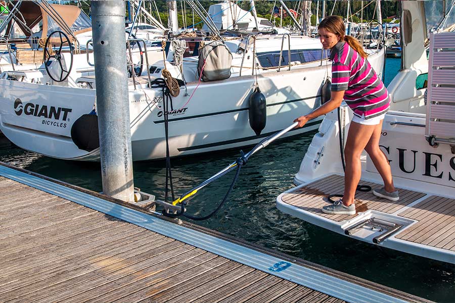 Dockhook boat hook for automatic attachment of docking lines