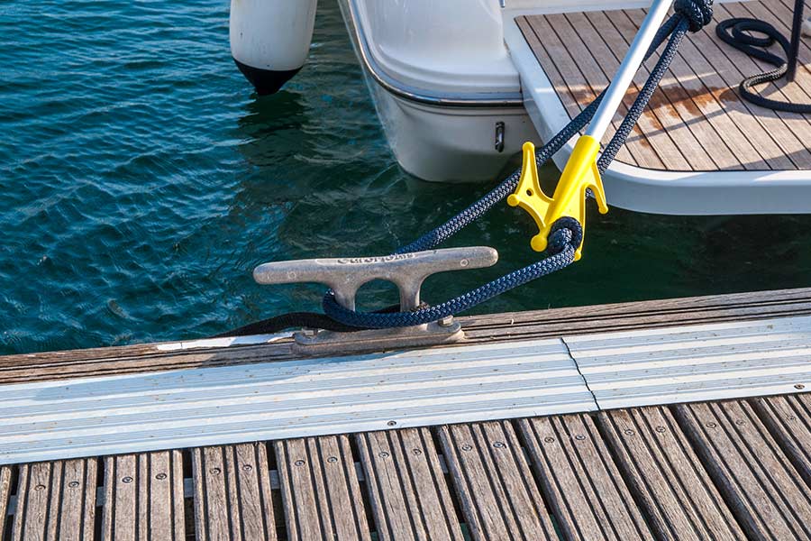 Dockhook boat hook for automatic attachment of docking lines